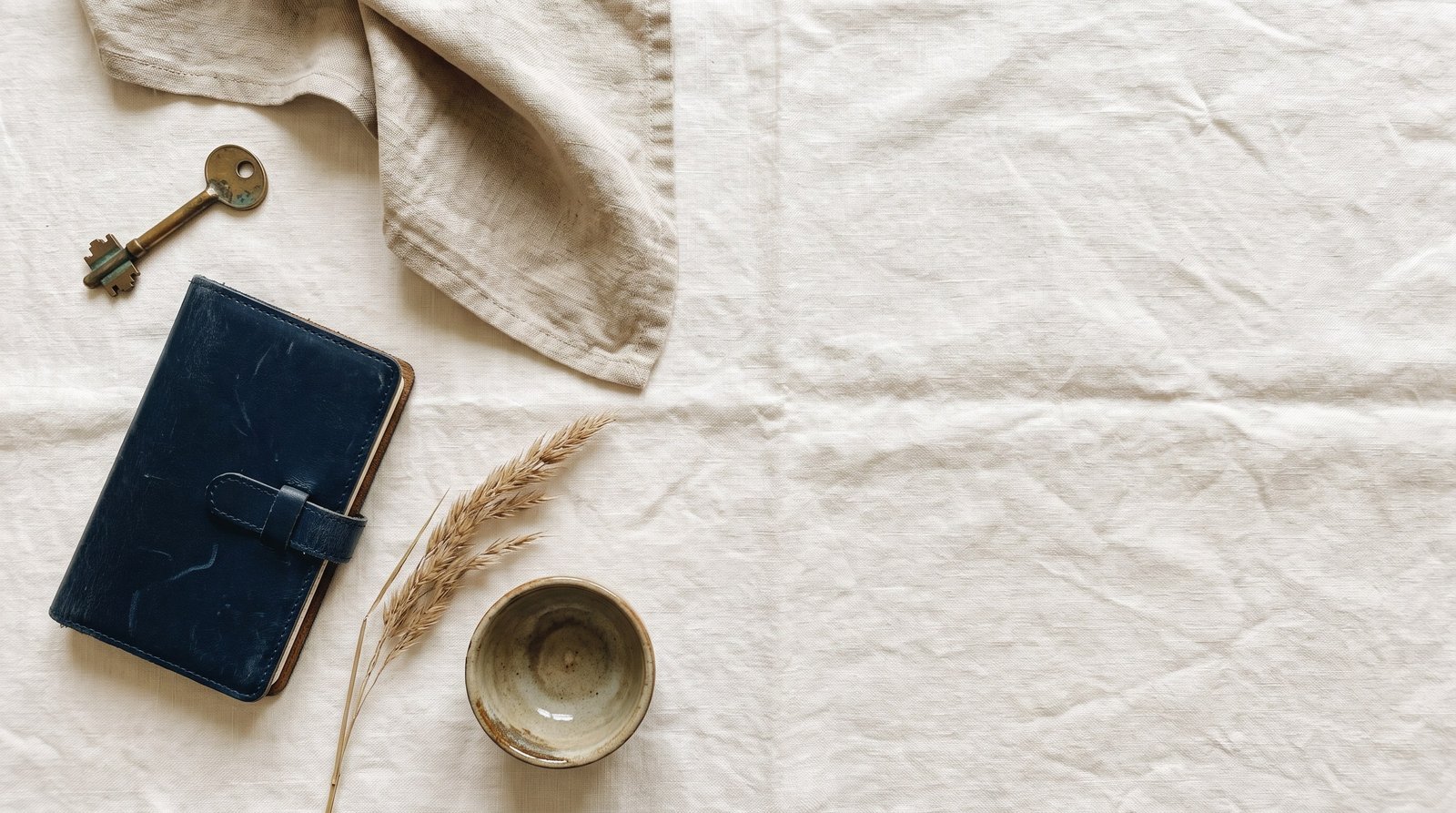 The Hostkeeper flatlay met sleutel en notitieboek