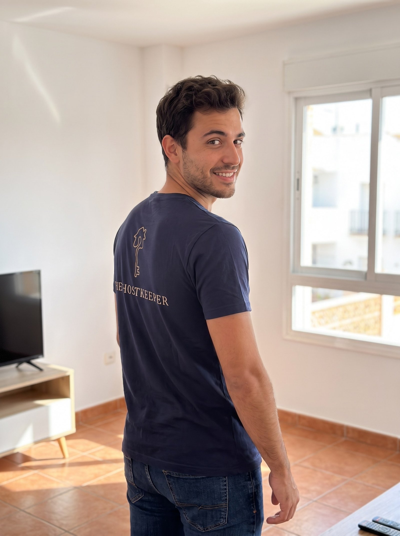 Medewerker met The Hostkeeper logo op de rug